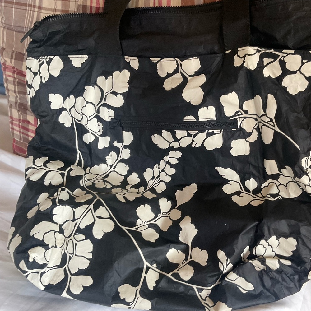 Aloha collection Sig Zane reversible day tripper zippered.